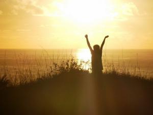 „Body- und Facial-Feedback“ – Positive Emotionen per „Körper-Knopfdruck“!